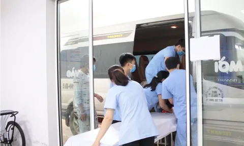 Hy hữu: em bé “đẻ rơi” trên xe khách ở Lào Cai